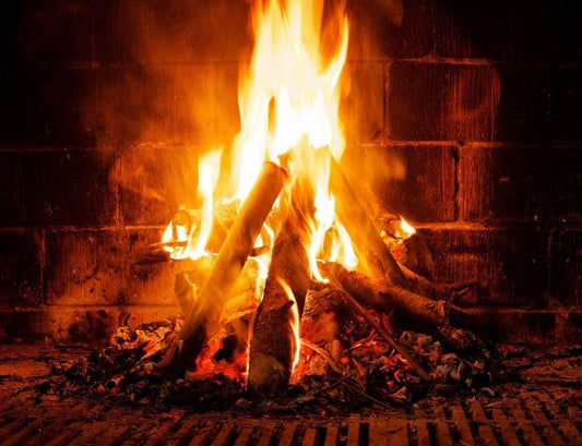 Kaminholzwagen und Kaminbesteck